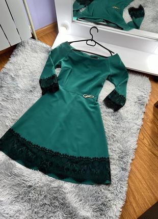 Нарядна сукня з мереживом в смарагдовому кольорі
