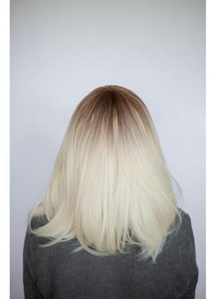 Колорированный парик белый блонд с темными корнями и челкой3 фото