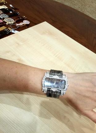 Стильні жіночі годинники відомого бренду в східному стилі.1 фото