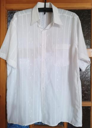 Свободная мужская рубашка с коротким рукавом. 1 накладной карман. 
ровная по низу. 
цвет белый. 
состояние очень хорошее.