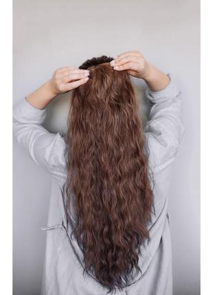 Густой темно русый хвост на крабе волнистые волосы