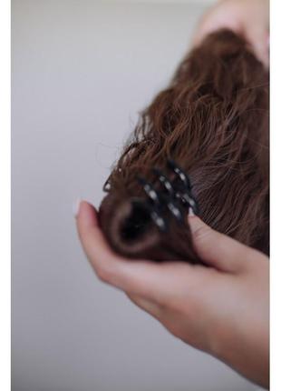 Густой темно русый хвост на крабе волнистые волосы