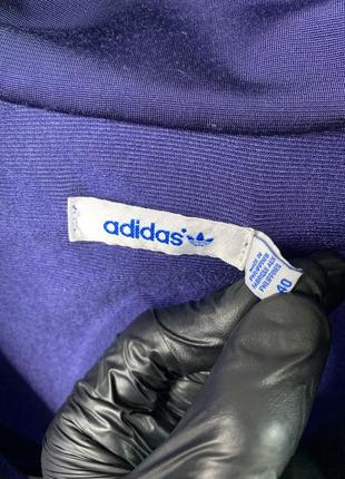 Оригинальная олимпийка мастерка adidas с большим принтом на спине и лампасами10 фото