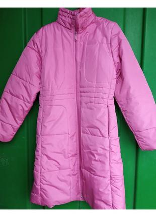 Розпродаж тепленьке жіноче (дівоче) пальто  на синтепоні
невеликий розмір,пальто тепле, на щільному синтепоні, колір рожевий.