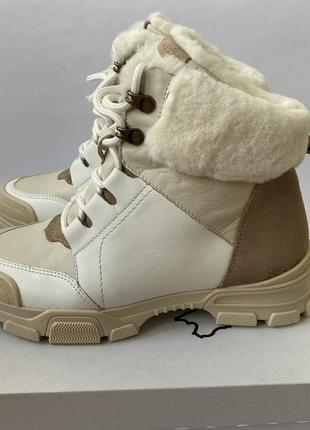 Женские зимние ботинки из натуральной кожи на овчине цвет бежевый белый2 фото