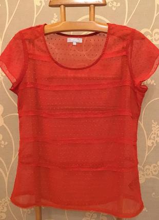 Очень красивая и стильная блузка красного цвета.