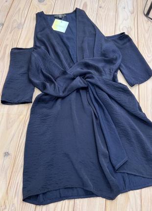 Привлекательное вечернее темно-синее платье с открытыми плечами и глубоким декольте missguided5 фото