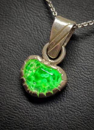 Кулон серебряный с природным мексиканским опалом гиалитом, что светится зелёным под уф светом