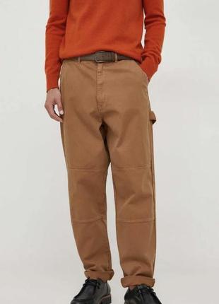 Брюки из коллекции barbour выполнены из гладкой ткани.