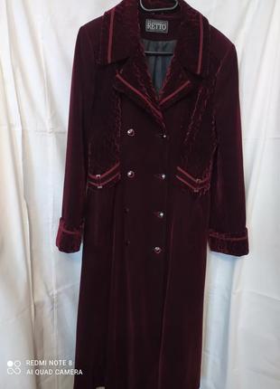 Приталенное двубортное пальто из микровельвета и вставками.