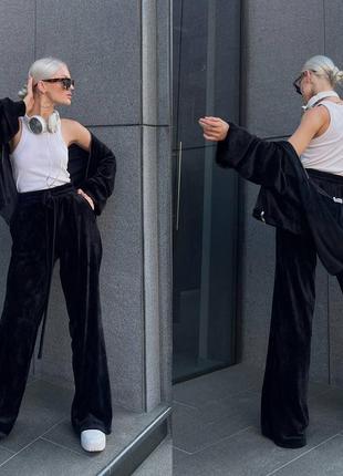 Нежный практичный базовый спортивный костюм из велюра двойка с широкими брюками палаццо7 фото