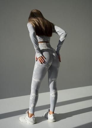 Бесшовный спортивный костюм двойка для фитнеса облегающий, рашгард и лосины женские серый5 фото