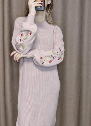 Женское белое теплое трикотажное платье миди с вышивкой, белое теплое вязаное платье, осень, зима7 фото