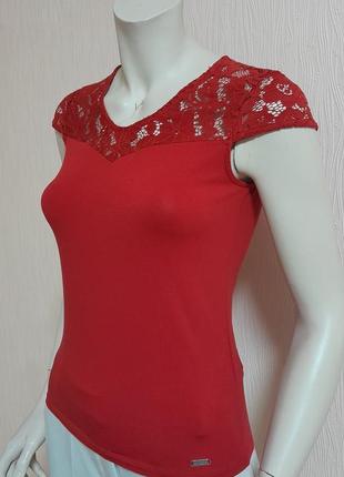 Крута футболка червоного кольору з мереживом на плечах guess made in macedonia, 💯 оригінал3 фото