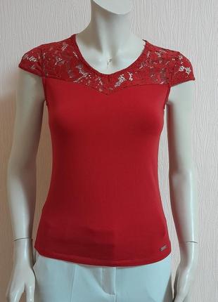 Крутая футболка красного цвета с кружевом на плечах guess made in macedonia, 💯 оригинал