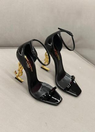 Жіночі чорні босоніжки ysl opyum на фігурному золотом-підборі шкіра туфлі yves saint laurent