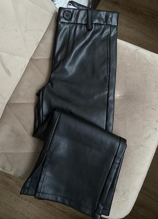 Новые трендовые кожаные брюки с разрезами