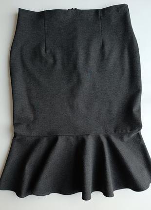 Стильная трикотажная юбка миди по фигуре6 фото