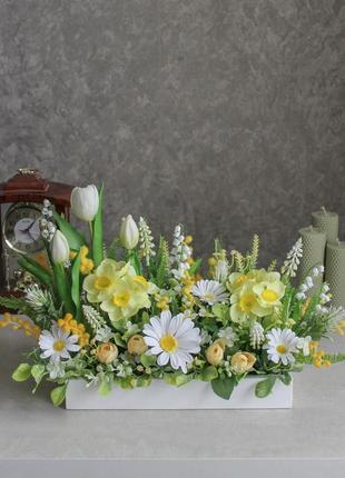 Весенний декор из цветов, венок и композиции3 фото