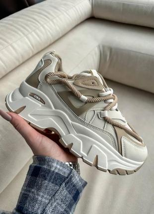 Стильні бежеві жіночі кросівки весна-осінь на подвійній шнурівці,на масивній високій...