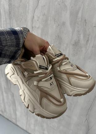 Стильні бежеві жіночі кросівки весна-осінь на подвійній шнурівці,на масивній високій...