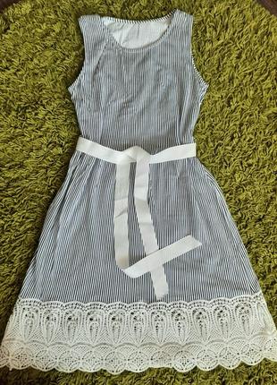Платье в полоску с вышивкой и поясом