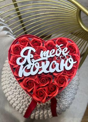 Сладкий подарочный трехъярусный бокс с конфетами киндер сюрприз и мыльными розами красный 074с2 фото