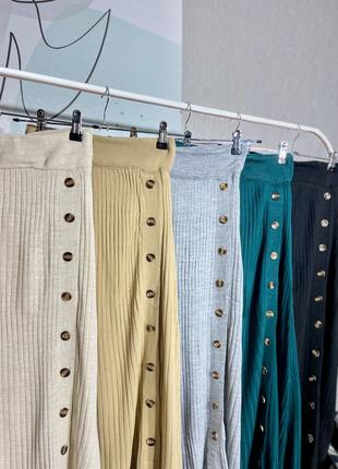 Трикотажна спідниця з ґудзиками