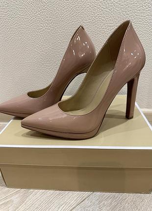 Бежеві туфлі лодочки michael kors