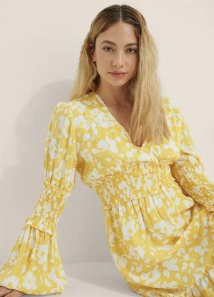 Сукня міді, жовта сукня, сукня у квітковий принт від бренду na-kd4 фото