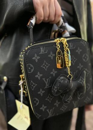 Сумка louis vuitton женская квадратная универсальная чорного цвета с брелком2 фото