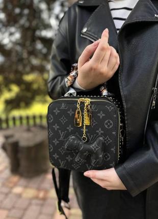 Сумка louis vuitton женская квадратная универсальная чорного цвета с брелком1 фото