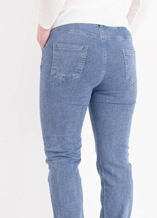 Женские батальные джинсы на резинке4 фото