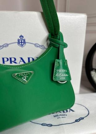 Женская   сумка re-nylon prada re-edition 2000 mini-bag зеленая wb0463 фото