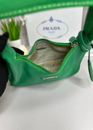 Женская   сумка re-nylon prada re-edition 2000 mini-bag зеленая wb0465 фото