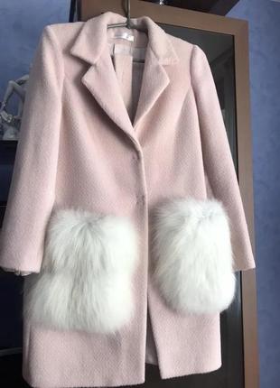 Дизайнерское пальто нежно розового цвета.2 фото