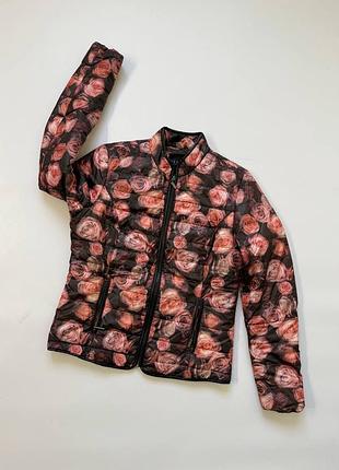 Куртка у троянди