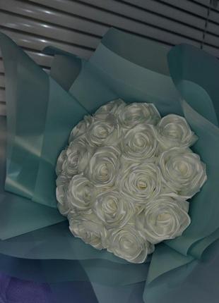 Букети, квіти з атласних стрічок, трояндиз лент ,троянди ,квіти, подарунки,білі троянди,букет ,рози
