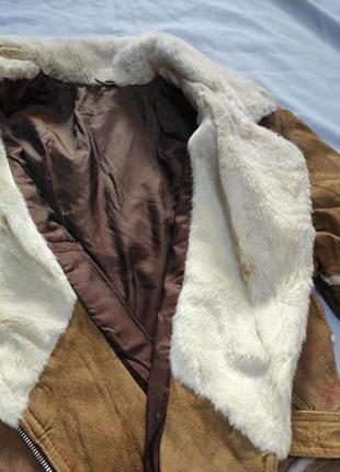 Стильная винтажная куртка косуха из натуральной замши с этно-принтом и искусственным воротником8 фото