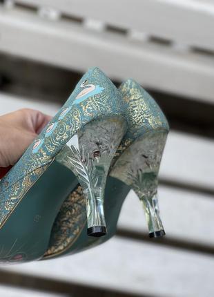 Кожаные бирюзовые туфли «лебедидное озеро» irregular choice8 фото