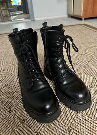 Черные зимние ботинки сапожки