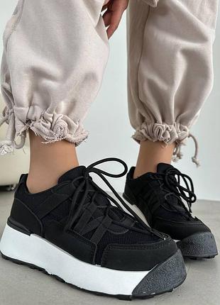 Чорні дуже круті кеди - кросівки на білій високій підошві