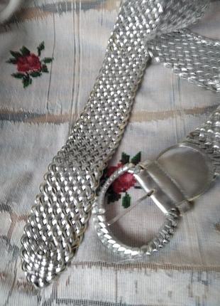 Ремень серебристый, оплетенный.