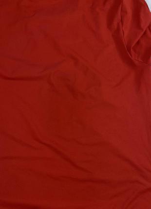 Энергия в красном: футболка gymshark с белым значком7 фото