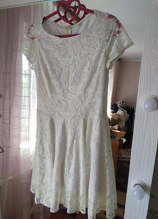 Белое кружевное платье