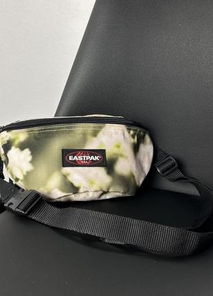 Жіноча оригінальна бананка eastpak