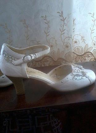 Туфлі білі