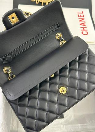 Жіноча чорна шкіряна сумка classic chanel jumb із золотим ланцюжком сумка шанель6 фото