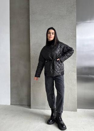 Бомбер (курточка с капюшоном) женский удлиненный весенний 44-56 черный плащевка лаке стеганая, силикон 1204 фото