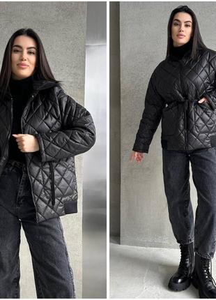 Бомбер (курточка с капюшоном) женский удлиненный весенний 44-56 черный плащевка лаке стеганая, силикон 1202 фото